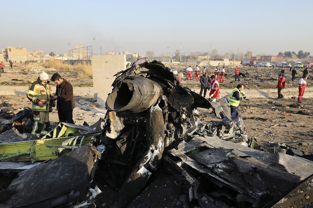 伊朗法院16日對誤擊烏克蘭民航機的人員判處徒刑，但罹難者家屬認為德黑蘭當局試圖掩蓋事實；圖為當時班機殘骸畫面。（美聯社）