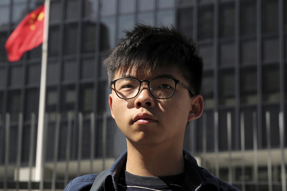 香港知名社運人士黃之鋒，17日因為公布員警個資遭判刑3個月。（美聯社）