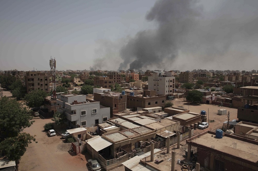 蘇丹武裝衝突進入第3天，首都喀土穆處處都能聽見砲擊聲。（美聯社）