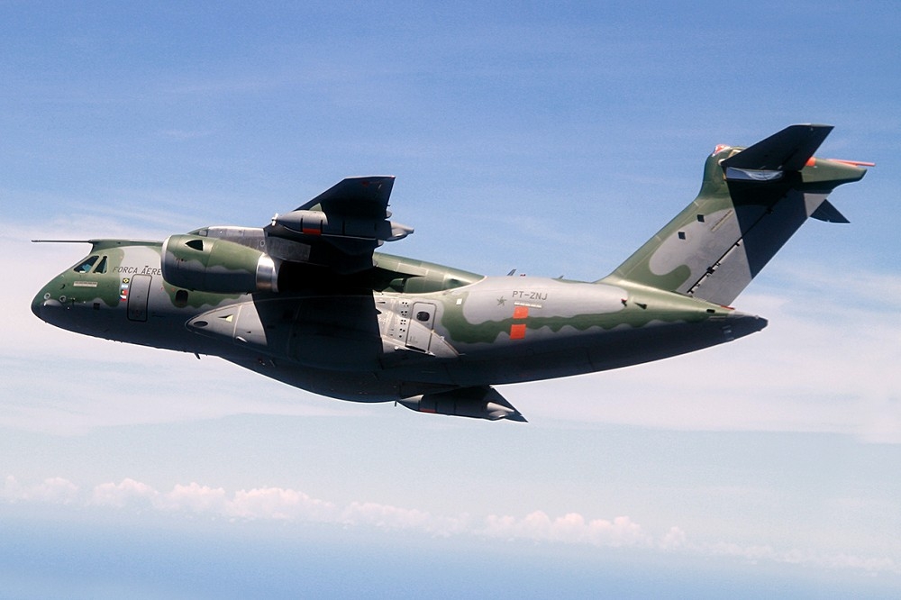 由巴西研製的C-390中型多用途運輸機，將與瑞典紳寶集團研發的各式系統整合，提升該機種效能.（取自Embraer公司網站）