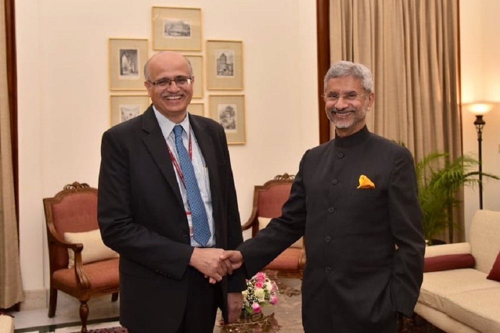 2020年1月底，印度外長蘇杰生（右）歡送顧凱傑（左）退休。（美聯社）