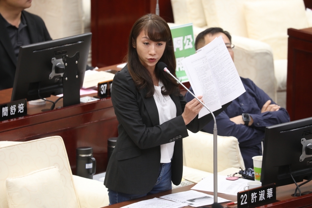 民進黨台北市第七選區（信義、南松山）立委初選民調結果，新潮流系統議員許淑華大勝英系議員洪健益，拿下參選門票。（資料照片／王侑聖攝）