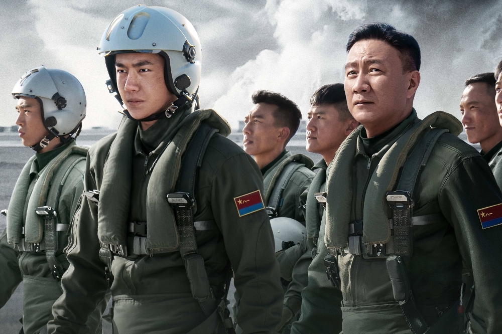 王一博（左二）與胡軍合演的電影《長空之王》被封為中國版《捍衛戰士》，將在月底上映，近日預售票開放預購，迅速開出紅盤。（取自微博）