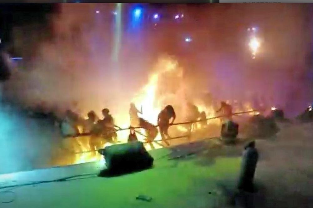 八仙樂園8年前舉辦彩色派對，意外發生粉塵大爆炸，釀15死、471人輕重傷。（翻攝畫面）