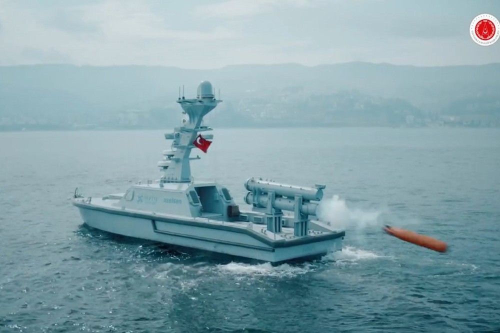 土耳其研製的MIR無人水面載具，在測試中成功投放魚雷，展示該平台進行反潛作戰的能力。（取自SBS影片）