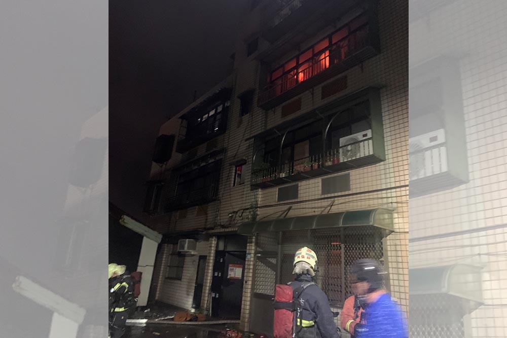 淡水一處3樓民宅昨天深夜發生大火，造成4人失去生命跡象被送往醫院救治。（翻攝畫面）