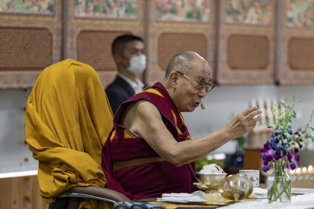 達賴喇嘛長期被大小媒體、各種情報部門所關注，還有來自世界各地的人前來拜望，其中有些對他是沒有善意的，是處心積慮要挖出醜聞的。（美聯社）