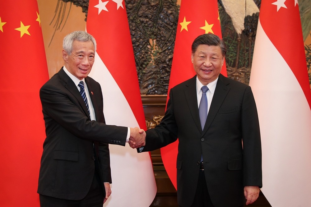 李顯龍在國會提及未來將面臨的外部環境挑戰，他強調和中國是好朋友，和台灣也是老朋友。圖為李顯龍3月訪問北京，會晤習近平。（取自李顯龍臉書）