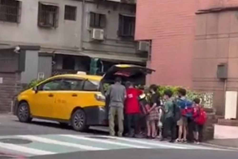 網友爆料新北一家補習班強迫8名學生搭計程車，還拍到員工打男童頭部，教育局已對此開罰。（翻攝畫面）