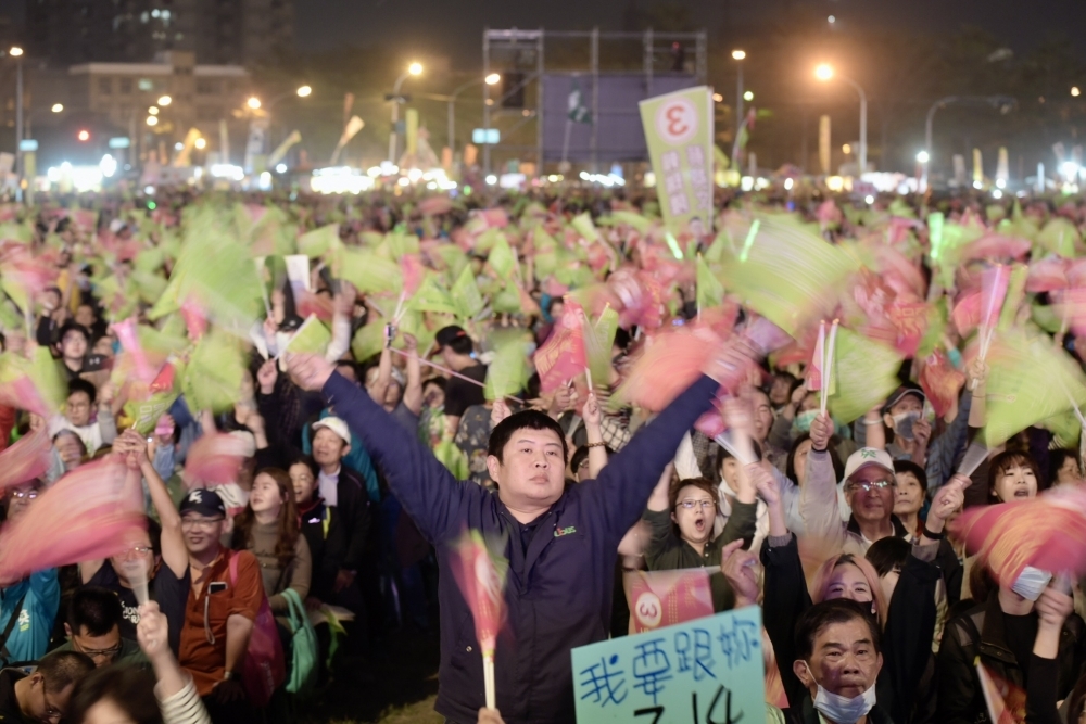 龍應台登於《紐約時報》的文章，已經交出一篇重榜選舉帖文，設定了選舉結果是變相戰爭公投的議程。（資料照片／攝影：張哲偉）