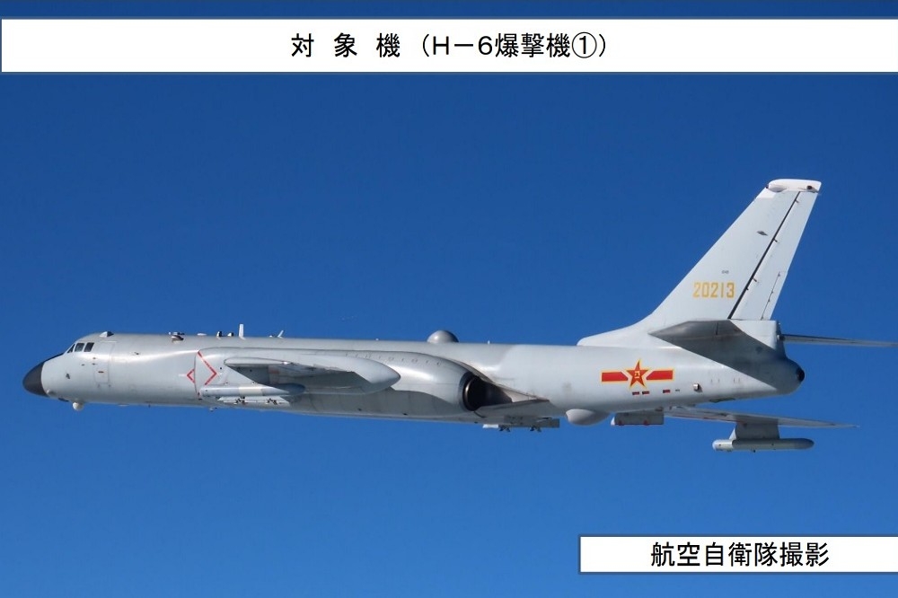 日本防衛省證實，21日有兩架共軍轟-6穿越沖繩與宮古島之間的空域，空自也派遣戰機緊急升空監控。（取自日本防衛省統合幕僚監部）