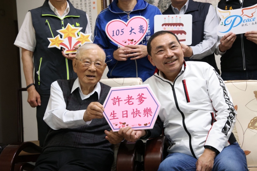 新北市長侯友宜今天（23日）為105歲退役上將許歷農祝壽。（陳愷巨攝）