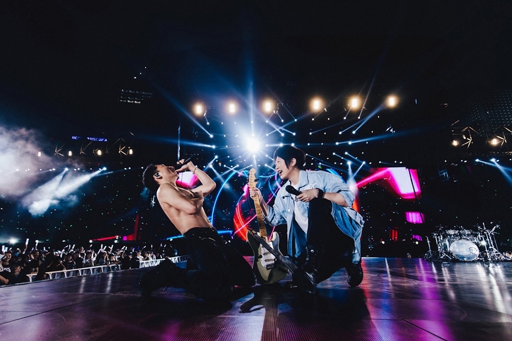 「五月天」連續在香港舉行6場演唱會，嗨翻歌迷，最後一場石頭（左）嗨到脫衣，露出結實身材，阿信（右）滿臉笑容。（相信音樂提供）