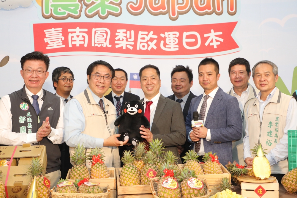 市長黃偉哲（左二）親自主持台南鳳梨銷往日本的40呎貨櫃封櫃記者會，日本永旺超市江口部長（左三）也特別來台出席。（市府提供）