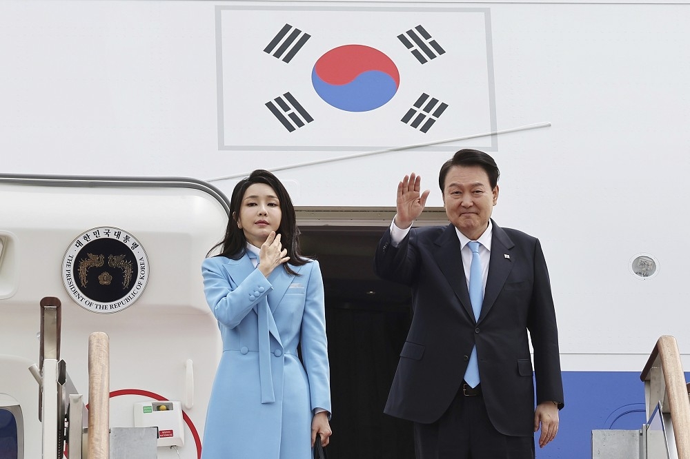 南韓總統尹錫悅賢伉儷赴美。（美聯社）