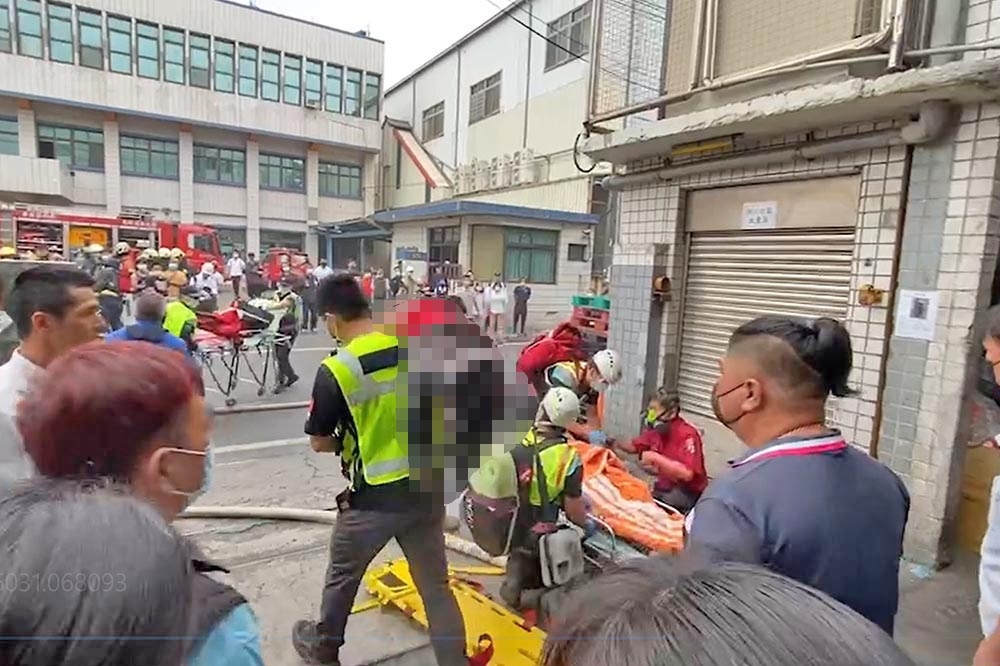 聯華食品位於彰化的北斗廠，警消進行疏散及救援。（翻攝畫面）