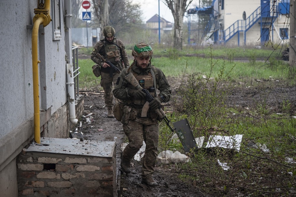 巴赫姆特的烏克蘭守軍處境艱困，但依然在斷垣殘壁中堅守到底。（美聯社）
