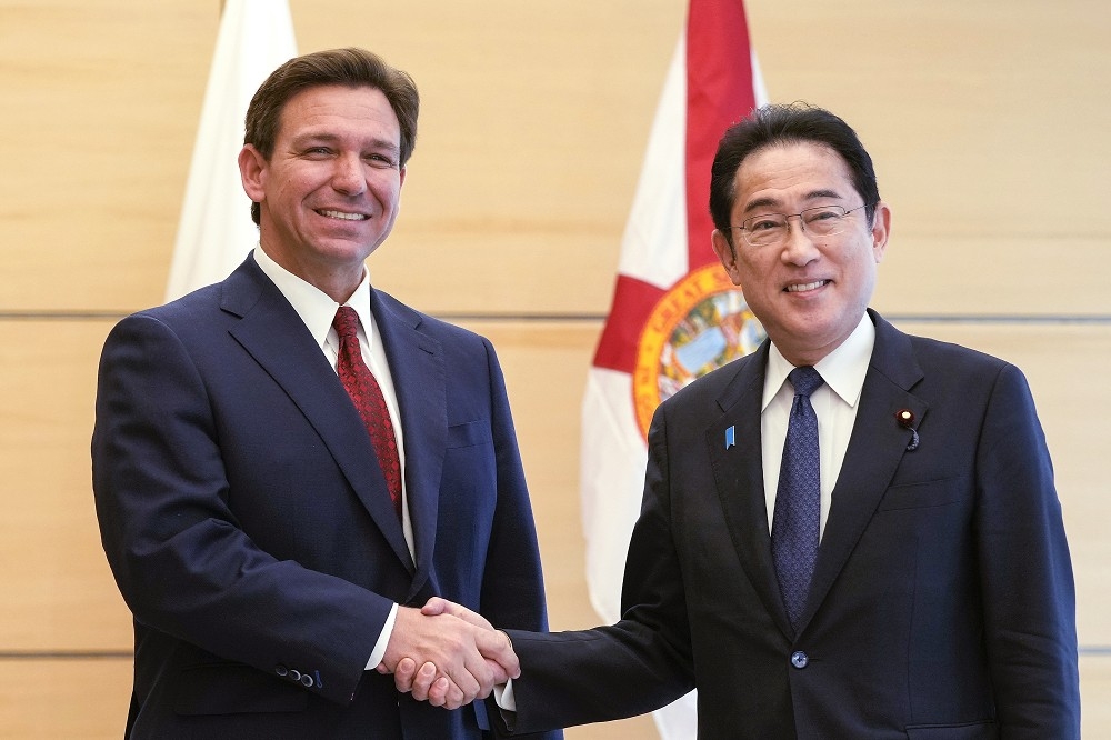 佛羅里達州州長迪尚特（左）出訪日本，會晤首相岸田文雄。（美聯社）
