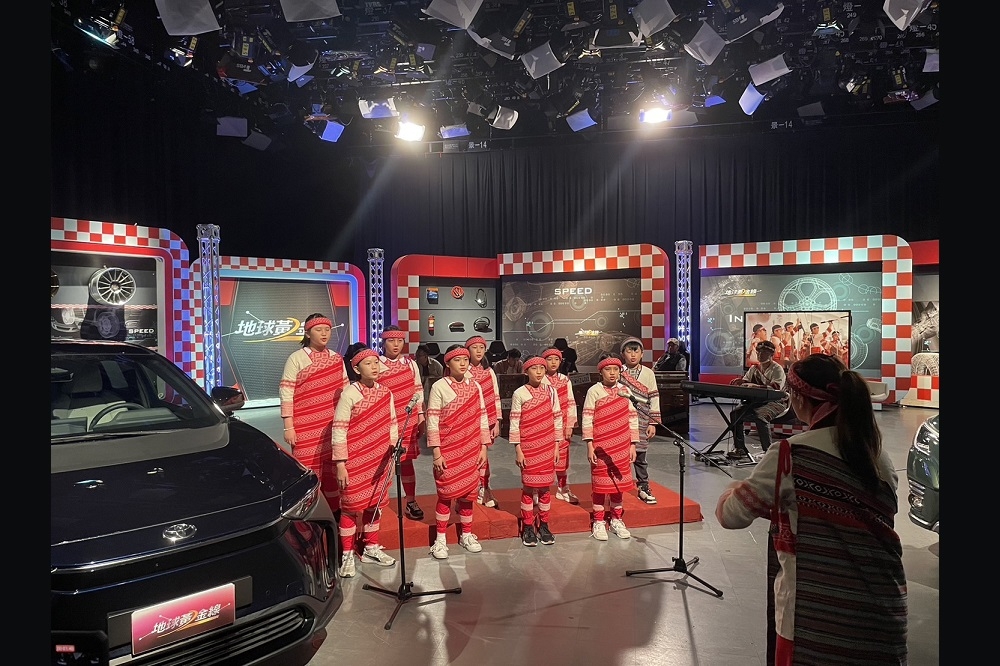 「原夢國家隊」-桃山國小合唱團於電視節目開場演出，驚艷歌聲感動全場。(和泰汽車提供)