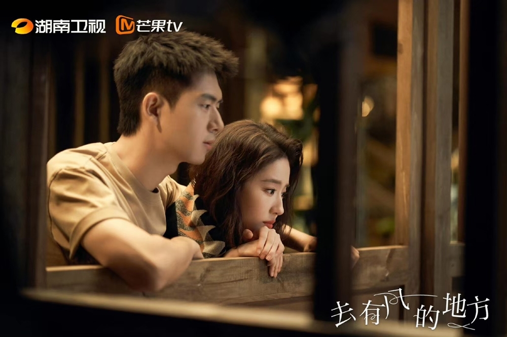劉亦菲、李現主演的陸劇《去有風的地方》，一舉衝上台灣Netflix第2名，劇中收錄雲南的美景美食，以及故事情節中發人深省的人生金句。（取自有風微博）