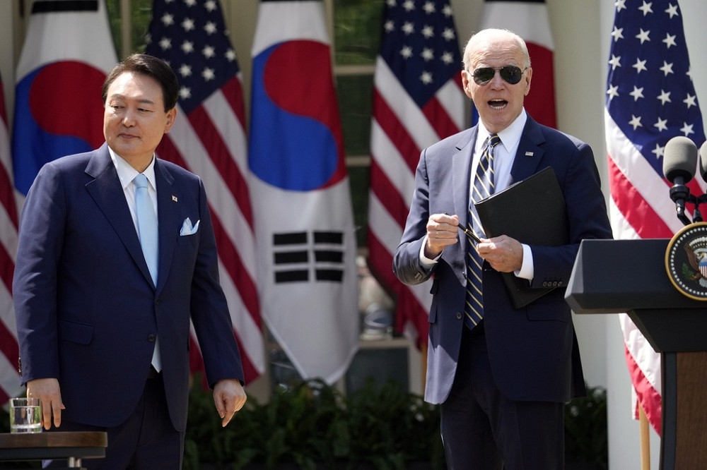 美國總統拜登和南韓總統尹錫悅，在白宮玫瑰園舉行共同記者會。（美聯社）
