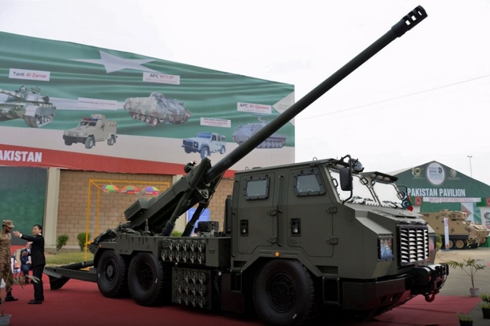 巴基斯坦在該國防展展出的SH-15輪型自走砲。（取自微博）
