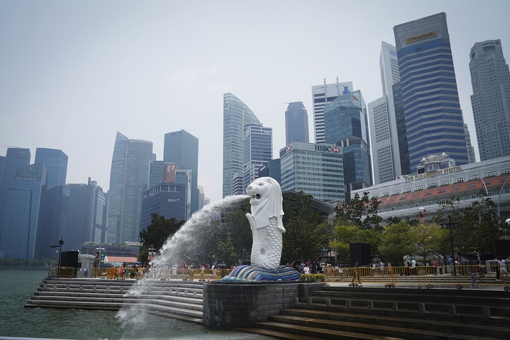 為冷卻過熱的房市，新加坡政府大幅調高印花稅。圖為新加坡地標魚尾獅公園。（美聯社）