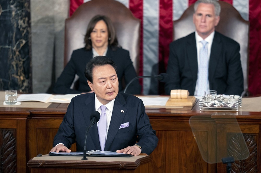 南韓總統尹錫悅在國會山莊發表演說，美副總統賀錦麗、眾議院議長麥卡錫在現場全程聆聽。（美聯社）