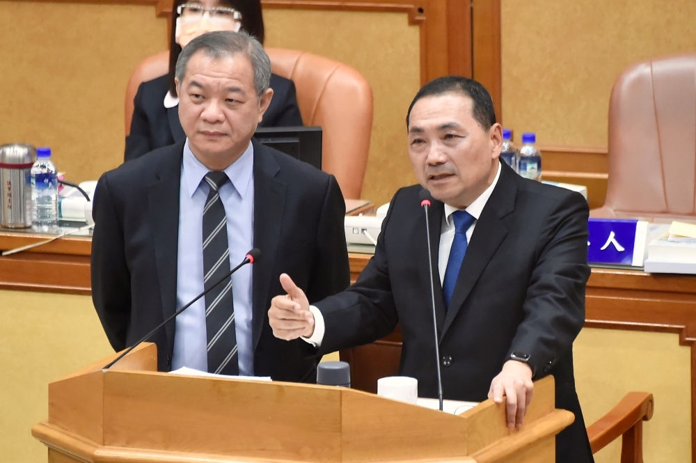 侯友宜，昨天（27日）接受新北市議會質詢時，提出「中華民國是杯子、台灣是水」的比喻。（資料照片／張哲偉攝）