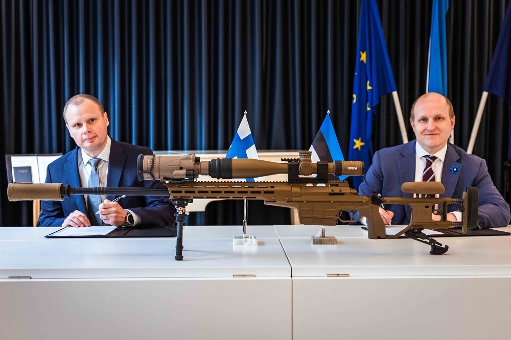 ECDI代表愛沙尼亞國防軍，和SAKO公司簽署為期7年的TRG M10狙擊步槍採購合約。（取自ECDI）