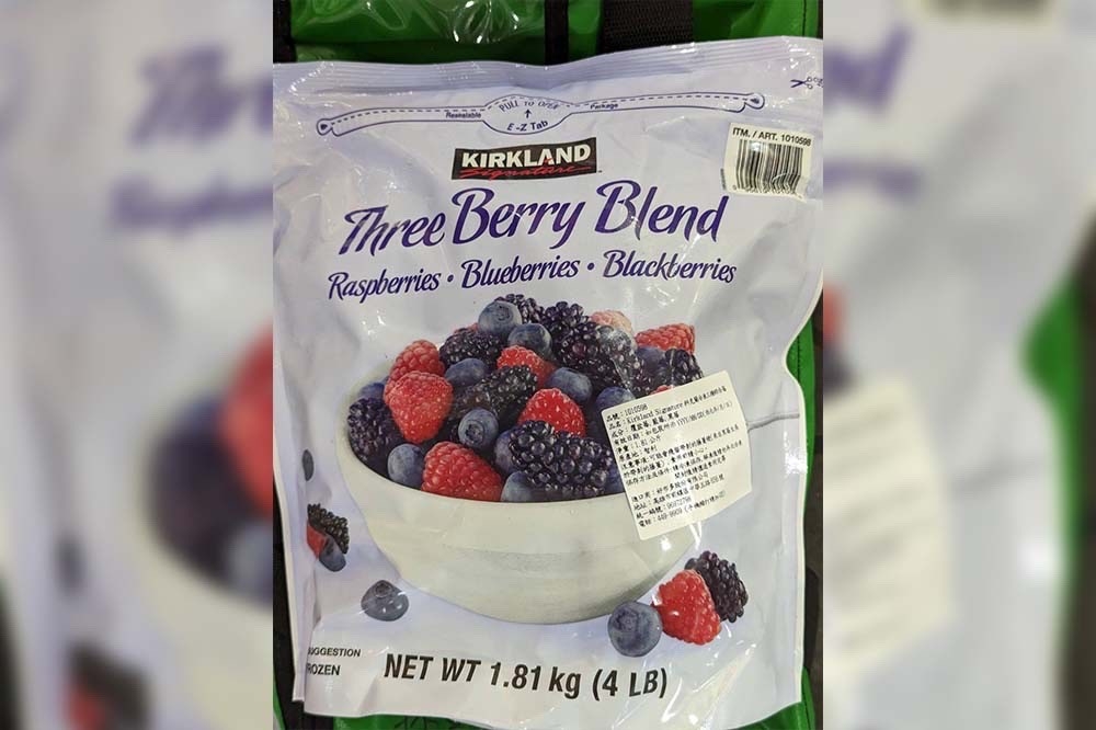 高雄市衛生局抽驗好市多販售的「Kirkland Signature科克蘭冷凍三種綜合莓」，檢出A型肝炎病毒陽性。（食藥署提供）