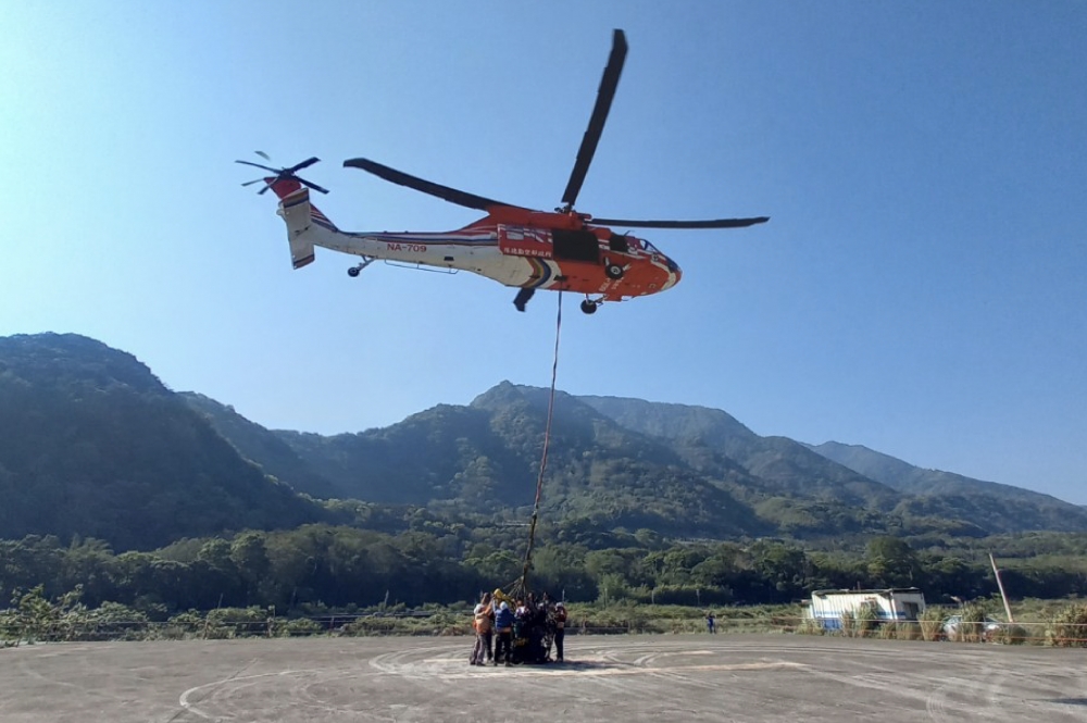 空勤與陸軍昨天（27日）利用直升機，協助將大型機械建材吊掛至山區，加速施工效率，預計「新觀高山屋」最快明年下半年能夠完工。（取自玉山國家公園臉書）