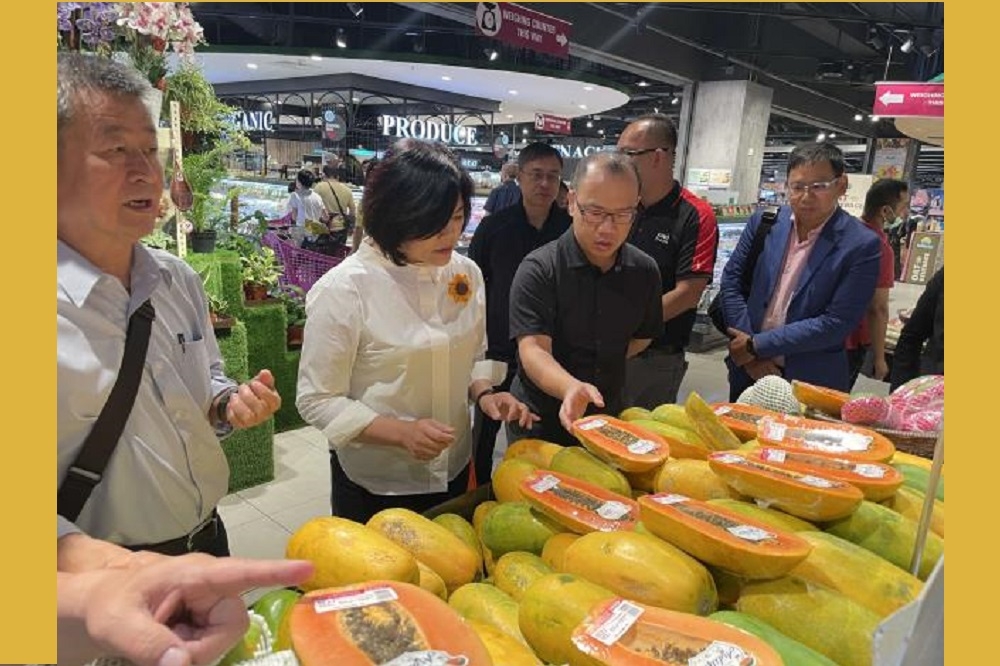 拓展雲林蔬果市場， 張麗善參訪大馬超市觀察市場 。(雲林縣政府提供)