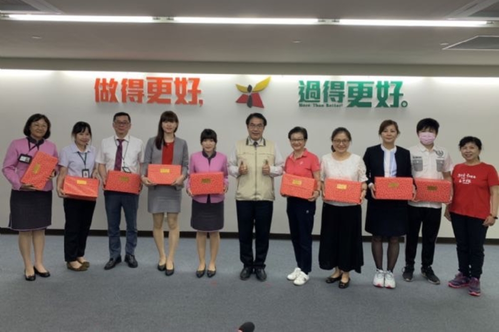 台南市長黃偉哲公開表揚3月份阻詐有功的207位人員，警民合作成功阻詐147件，攔阻詐騙款項逾7176萬元。（台南市政府提供）