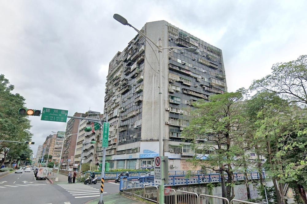 台北市新生北路二段今發生墜樓意外，29歲林姓女子，上午11時許自錦新大樓頂樓墜落至一旁工地內。（取自Google Maps）