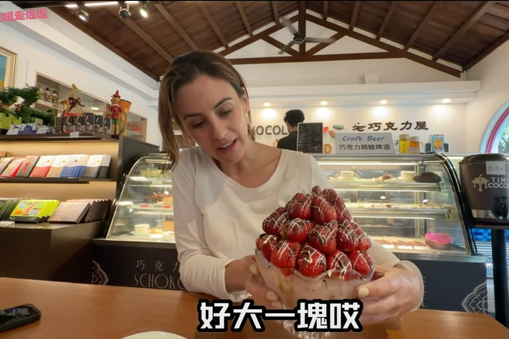 法妞季茱莉體驗現採現吃的台灣草莓和巧克力DIY。（取自法妞走透透YouTube）