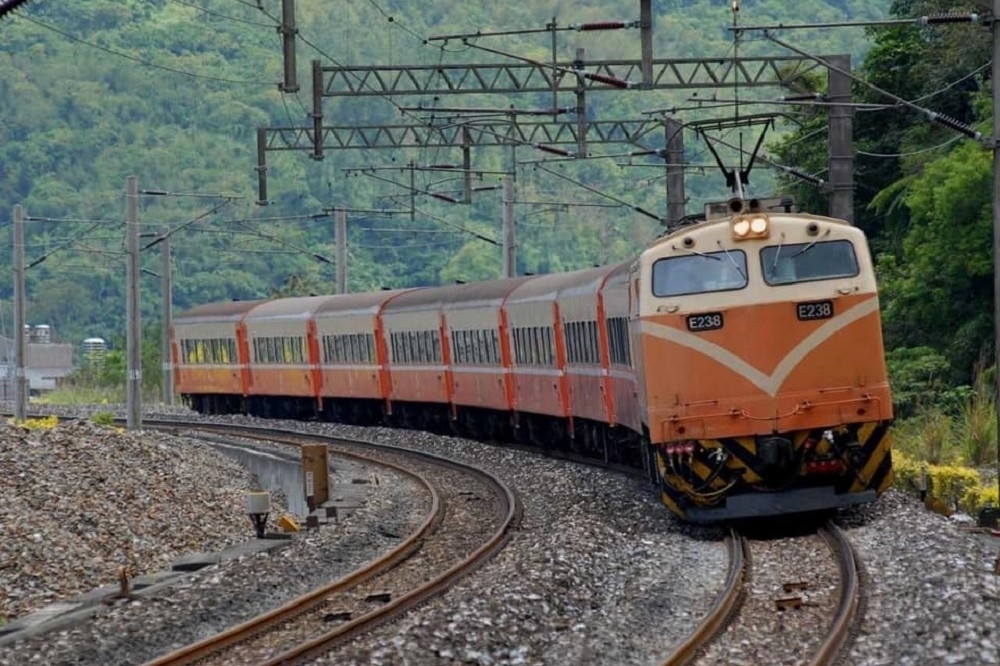 台鐵一輛莒光號列車今日上午發生駕駛室側窗掉落、砸傷司機員的事故。（資料照片／取自交通部臺灣鐵路管理局 TRA臉書）