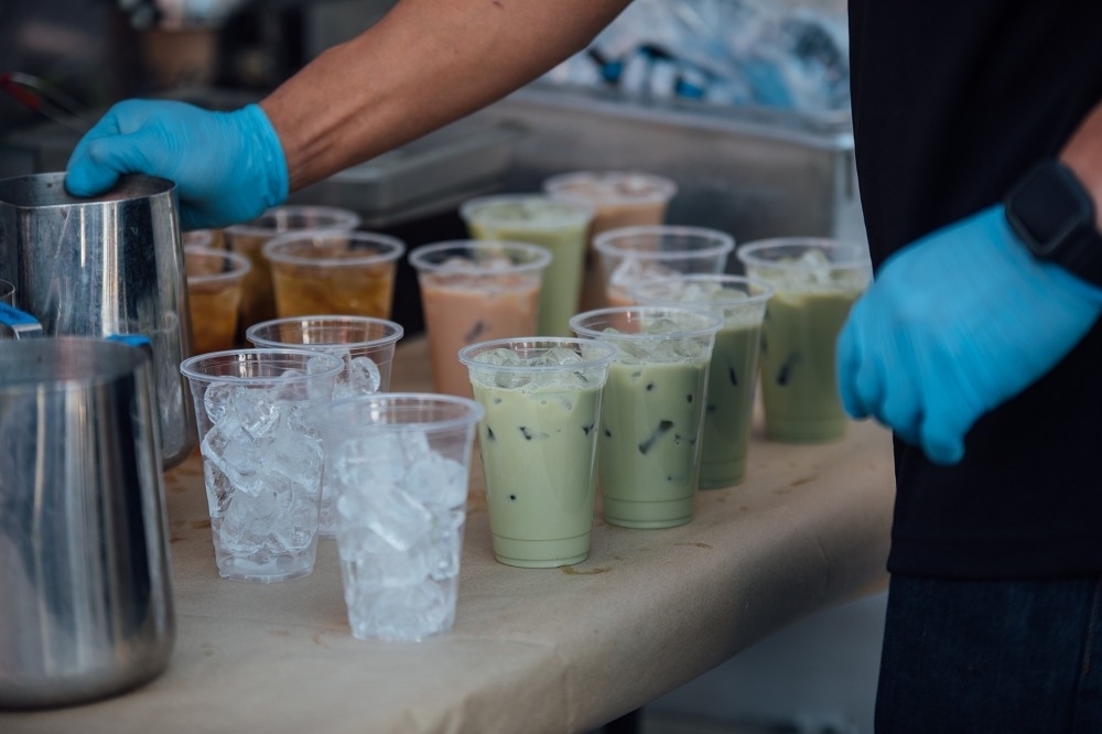 新北市環保局表示，5月1日起飲料店不得提供塑膠一次用飲料杯，違者最高可處新台幣6000元罰鍰。（取自Unsplash）