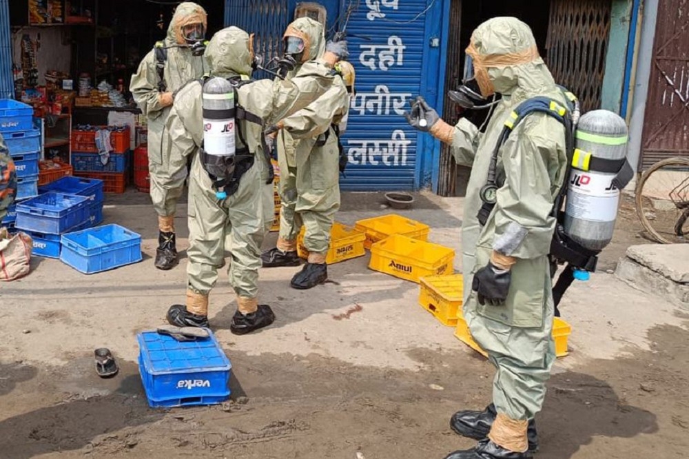 印度中央政府的NDRF專家抵達有毒氣體外洩現場，展開調查。（美聯社）
