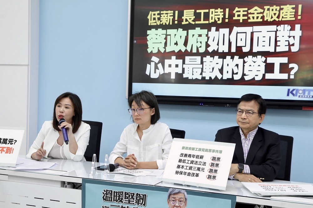 今天是五一勞動節，國民黨立院黨團上午開記者會，抨擊當前台灣勞工現在面臨低薪、高工時就業環境。（王侑聖攝）