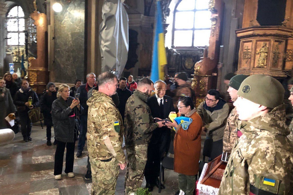 烏克蘭軍方去年11月時，於利沃夫舉行儀式，向曾聖光與遺屬致意。（取自我國外交部FB）