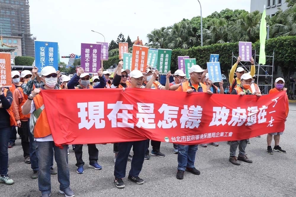 全台勞工團體今天（1日）組成五一勞動聯盟，走上凱道進行「八年全執政、勞工總算帳」遊行。（王侑聖攝）
