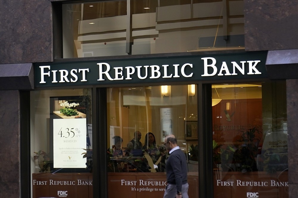 美國金融監管單位證實，摩根大通同意承接第一共和銀行旗下資產與負債，避免金融體系危機進一步惡化。（美聯社）