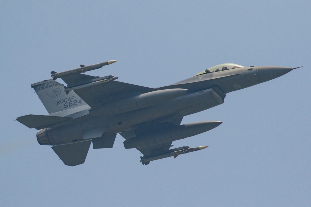 讀者攝得的嘉義空軍基地F-16AM戰機，起飛升空執行CAP任務瞬間。（讀者YTM提供）