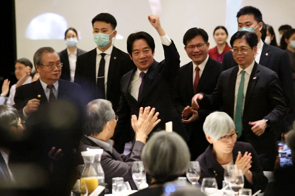 副總統賴清德進入「台灣人公共事務會」1日晚間舉行40周年慶祝晚會時，現場賓客不斷向賴清德高喊「凍蒜」聲。（陳愷巨攝）