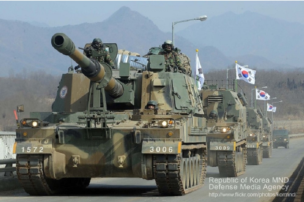 南韓面對北韓威脅，從1950年起就是個「彈藥庫」，但這並不妨礙他們發展出「科技樹」，而且還將兩者結合，成為「科技軍火王國」。圖為南韓K9「雷鳴」自走砲。（翻攝南韓國防部Flickr）
