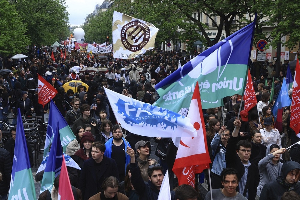 法国民众反对马克宏政府在高通膨时代还力推退休金改革，使大批民众走上街头参加和平抗议。（美联社）(photo:UpMedia)