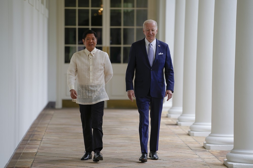 美國總統拜登與菲律賓小馬可仕在白宮舉行高規格會談，將加強軍事與經濟合作，應對中國的威脅。（美聯社）