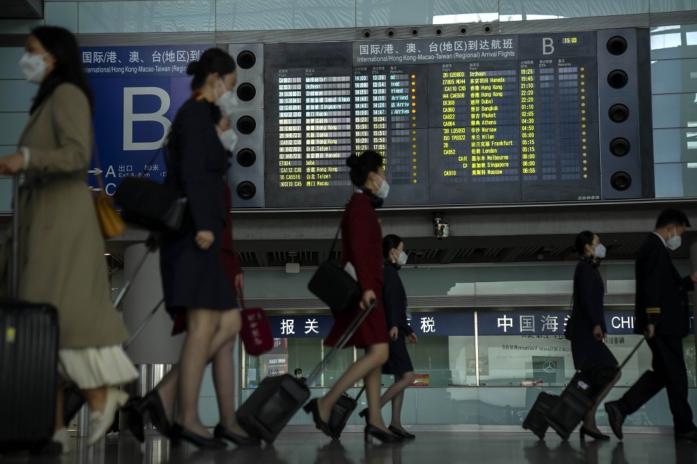 人權組織最新報告指出，北京當局以限制出境為手段，壓制異議人士與外企員工，圖為北京首都機場出入境大廳。（美聯社）
