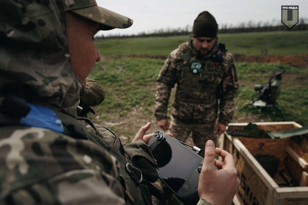 烏軍士兵手持「Steam Deck」掌上遊戲機，操作「軍刀」（Shablya）遠程遙控機槍塔。（取自TPO Media臉書）